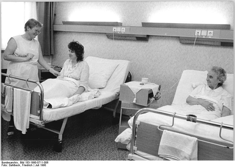 Datei:Bundesarchiv Bild 183-1990-0711-006, Schkeuditz, Kreiskrankenhaus, Patientenzimmer.jpg
