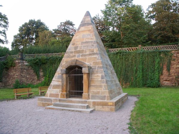 Datei:Gotha Studnitz Pyramide PICT1133.JPG