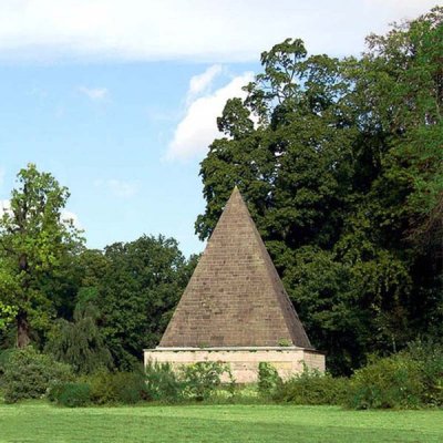 Datei:Pyramide Neuer Garten.jpg